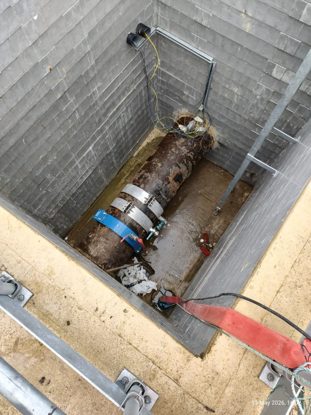 Under pressure drilling rig set up on a live main