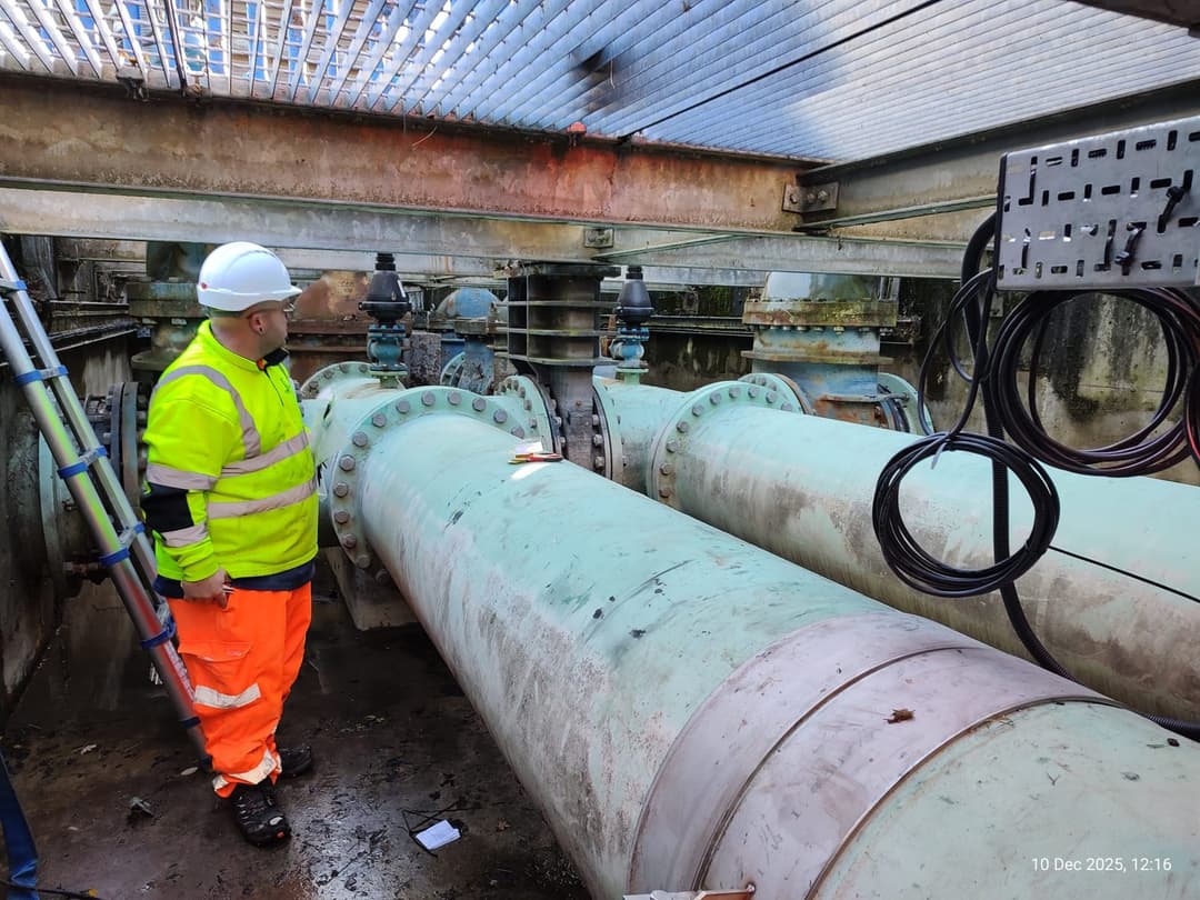 Hot tap connection on a large diameter pipeline