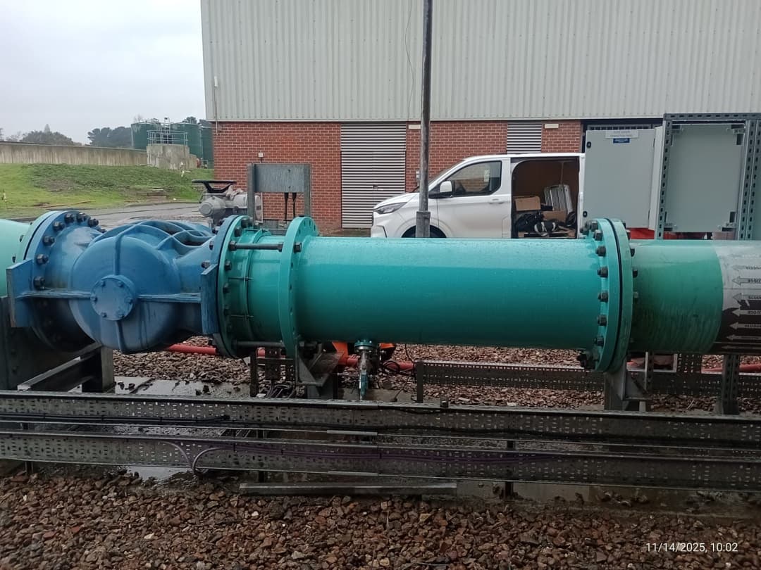 Tapping rig mounted on a pressurised pipeline
